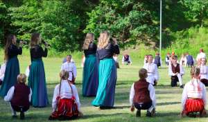 TÜSi naiskoosseis Tartu tantsupeo Juure juures etendusel 16.06.2024 / Foto: Margus Ansu (Tartu Postimees)