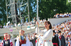 Tartu laulupeo kunstiline juht ja TÜSi peadirigent Küllike Joosing laulupeotulega / Foto: Kristjan Teedema (Tartu Postimees)